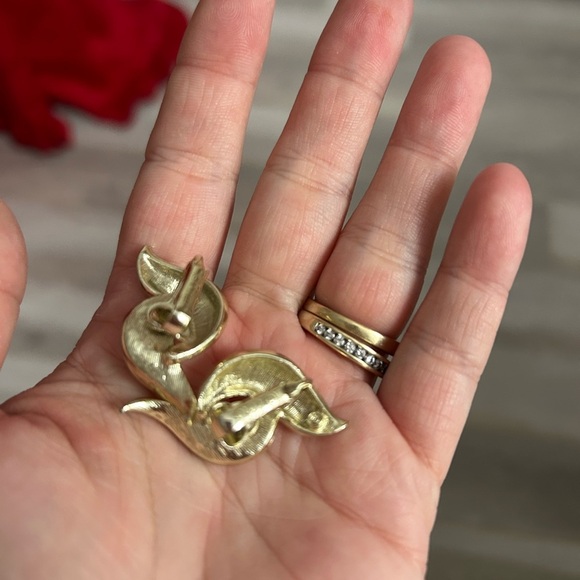 4/$50 Coro fan Elegant Gold Leaf clip on vintage Earrings 💚 - Picture 4 of 7